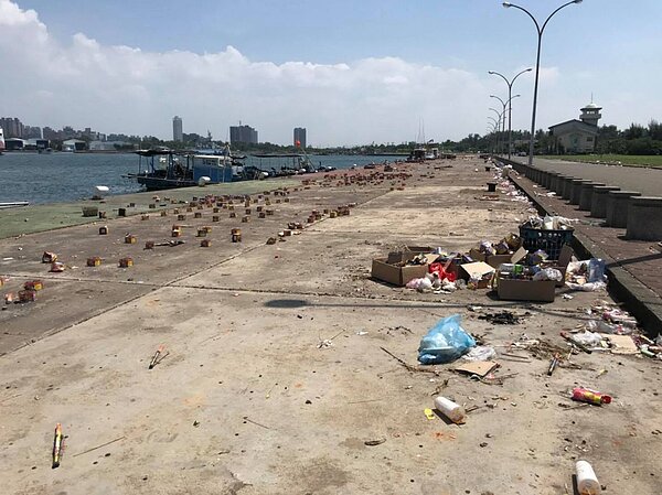 有網友路過台南安平港,發現平台上充滿著烤肉後的垃圾。圖擷自爆怨公社