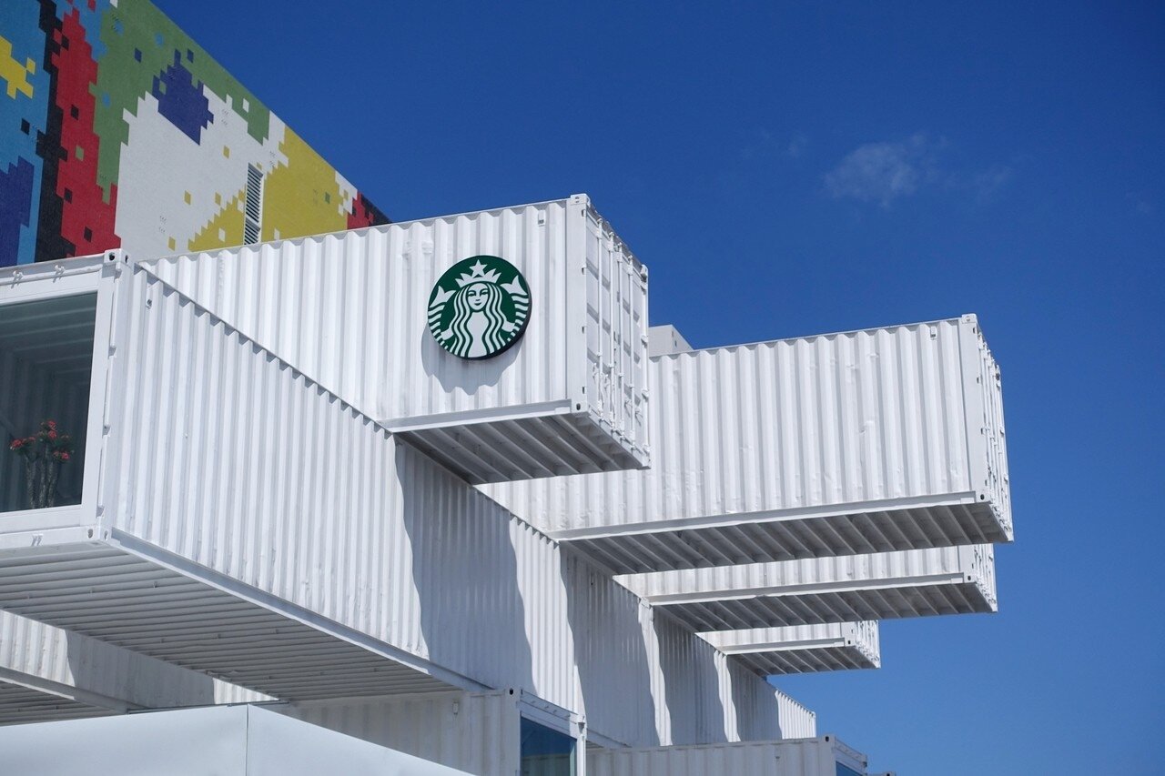 純白貨櫃對照藍天,非常顯眼。記者沈佩臻/攝影