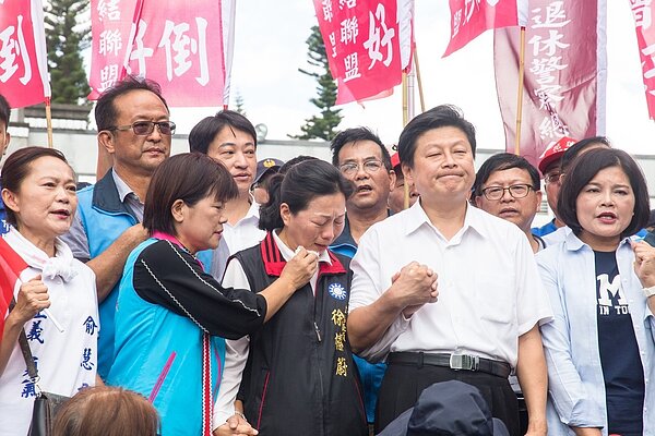花蓮縣前縣長傅崐萁今天必須入監服刑,一旁的太太徐榛蔚淚流滿面,不捨丈夫離開。記者蔡翼謙/攝影