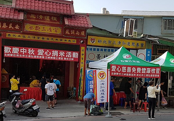 有巢氏房屋三峽復興店舉辦愛心捐米活動,發放白米與沙拉油給弱勢團體。
