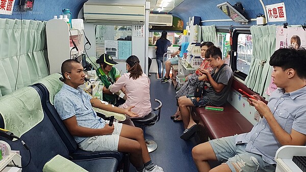 有巢氏房屋嘉義興業加盟店舉辦捐血活動,邀請接坊鄰居及民眾共近300位善心人士到場捐熱血