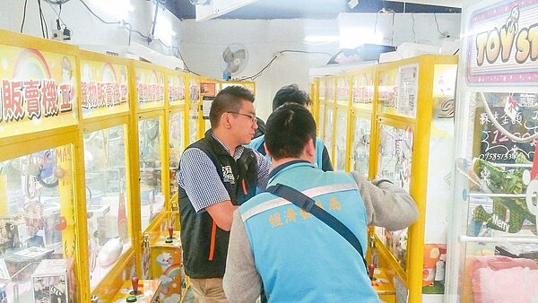 新北經發局研擬自治條例草案,將要求夾娃娃機店退出校園100公尺外。 圖/新北市經發局提供