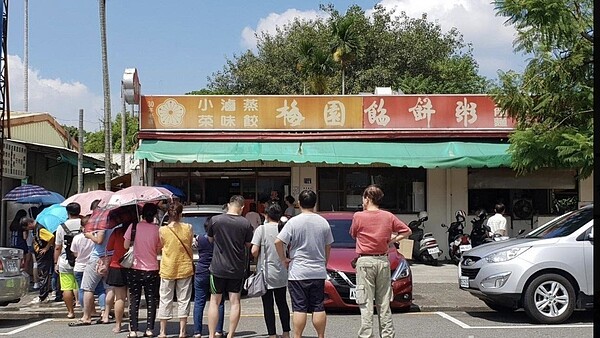 中興新村名店梅園餡餅粥熄燈，前幾天吸引許多消費者頂著烈日大排長龍品嘗美食。圖／聯合報系資料照片