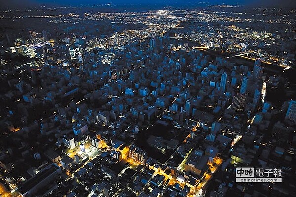 北海道地震震出再生能源在天災等緊急情況發生時可能無法供電的問題。圖為北海道地震發生後，札幌市大停電的空拍照。（路透）