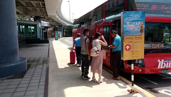 遊覽車事故頻傳，行政院今日公布遊覽車租賃契約新規範，出發時間地點、行程路線、休息地點應載明，駕駛必須在「合法地點」讓乘客上下車，若在紅線、山區道路等讓等候乘客上下車，皆屬違法。  圖／聯合報系資料照片