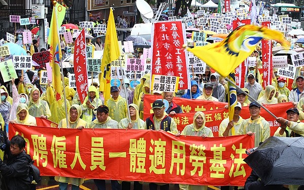 全國公務機關約聘僱人員權益促進會上午到立法院抗議,要求立法院將全國公務機關約聘僱人員納入勞基法。 記者曾學仁/攝影