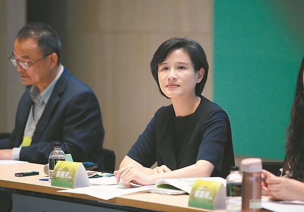 全國文化機關主管會報昨在高雄衛武營藝文中心舉行,文化部長鄭麗君(右)聽取各方意見。 記者劉學聖/攝影