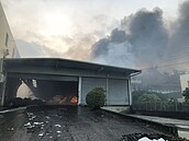 高雄岡山木材倉庫大火　環保局舉發濃煙空汙