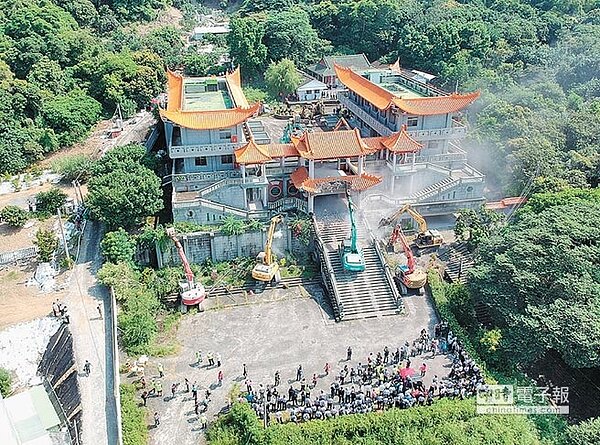 彰化縣政府26日動用17輛大型機具強制拆除二水鄉碧雲禪寺違建。(鐘武達翻攝)