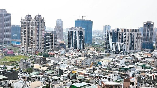 房地產價格波動,部分民眾預售屋交易過程出現損失。財政部表示,轉讓「預售屋」屬不動產的權利移轉,是財產交易所得,應併同綜合所得稅申報;如有虧損時,得以以後三年度的財產交易所得扣除之。 本報系資料庫