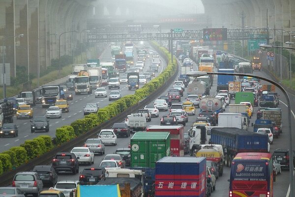 明年春節9天連假,交通部為順利疏運,將與客運業者討論特定日子鬆綁七休一的可能性。聯合報系資料照
