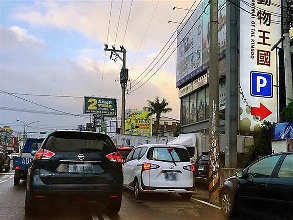 動物王國27日驚傳倒閉,店家門口出現退貨潮。(莊旻靜攝)