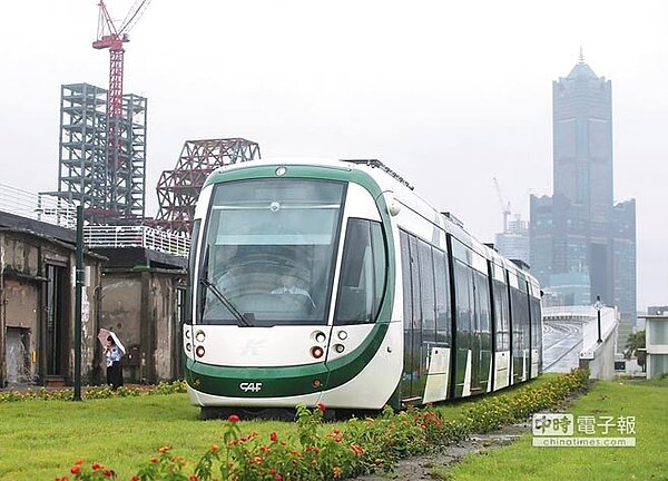 經悠遊卡公司和高雄捷運公司協調，13日起悠遊卡就可以搭高雄輕軌了。（本報資料照片）
