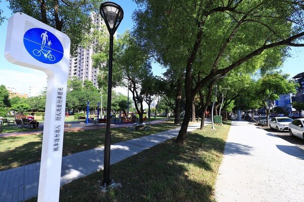 台中市政府打造「台中之心」，串連散落市區的綠園道；警方提醒，行人、單車族最好「各走各的路」，以免違規挨罰。 記者洪敬浤／攝影
