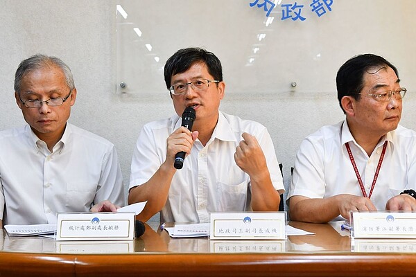 地政司副司長王成機說明近三年不動產實價登錄情形。 圖/內政部提供