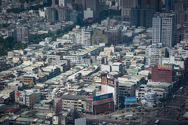 高雄共1700棟6層樓以上舊大樓申請老屋健檢。(林宏聰攝)