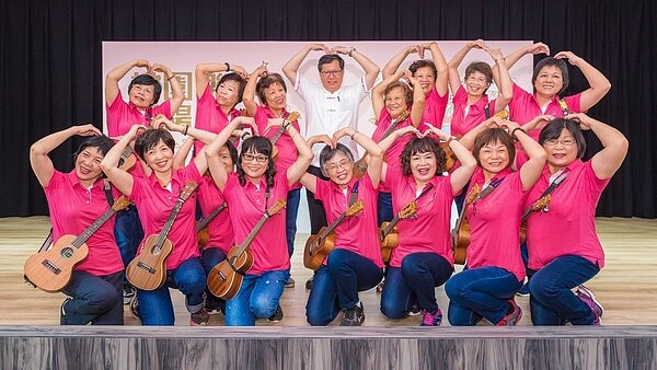 桃園市政府照顧長者,今年持續發放2000元重陽敬老金,並展開為期近一個月的桃園樂活重陽季。圖/桃園市政府提供