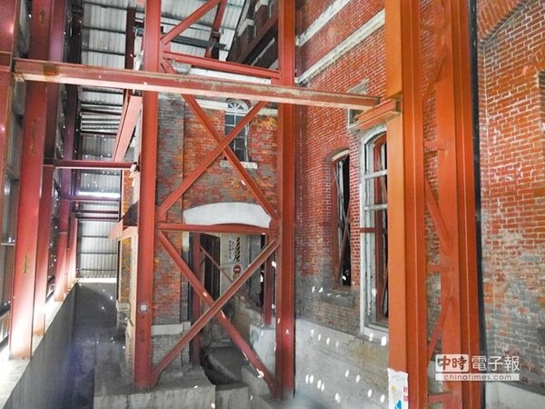 捷運局編3年7000萬預算修復古蹟台北工場，但議員質疑尚未經文資會審議通過，砍為1000元，保留預算科目。（陳燕珩攝）