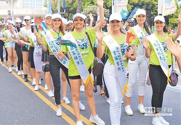 「世界最美麗海灣嘉年華暨組織年會」跨海台灣澎湖,48國慈善選美佳麗遊行大轟動。(陳可文攝)