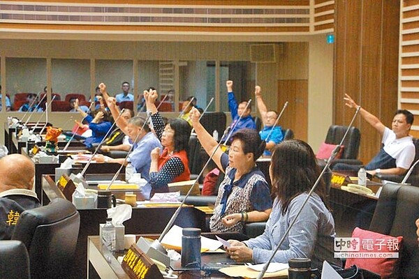 27日臨時會議中，達半數以上議員舉手同意議長補選，將於10月8日上午進行。（何冠嫻攝）