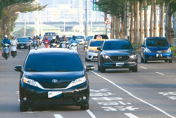 財政部統計處分析,106年全國汽車車主共562萬人,多數僅持有1台車;和4年前相比,多車族大減21萬人,全國車主略減11萬人。 圖/聯合報系資料照片