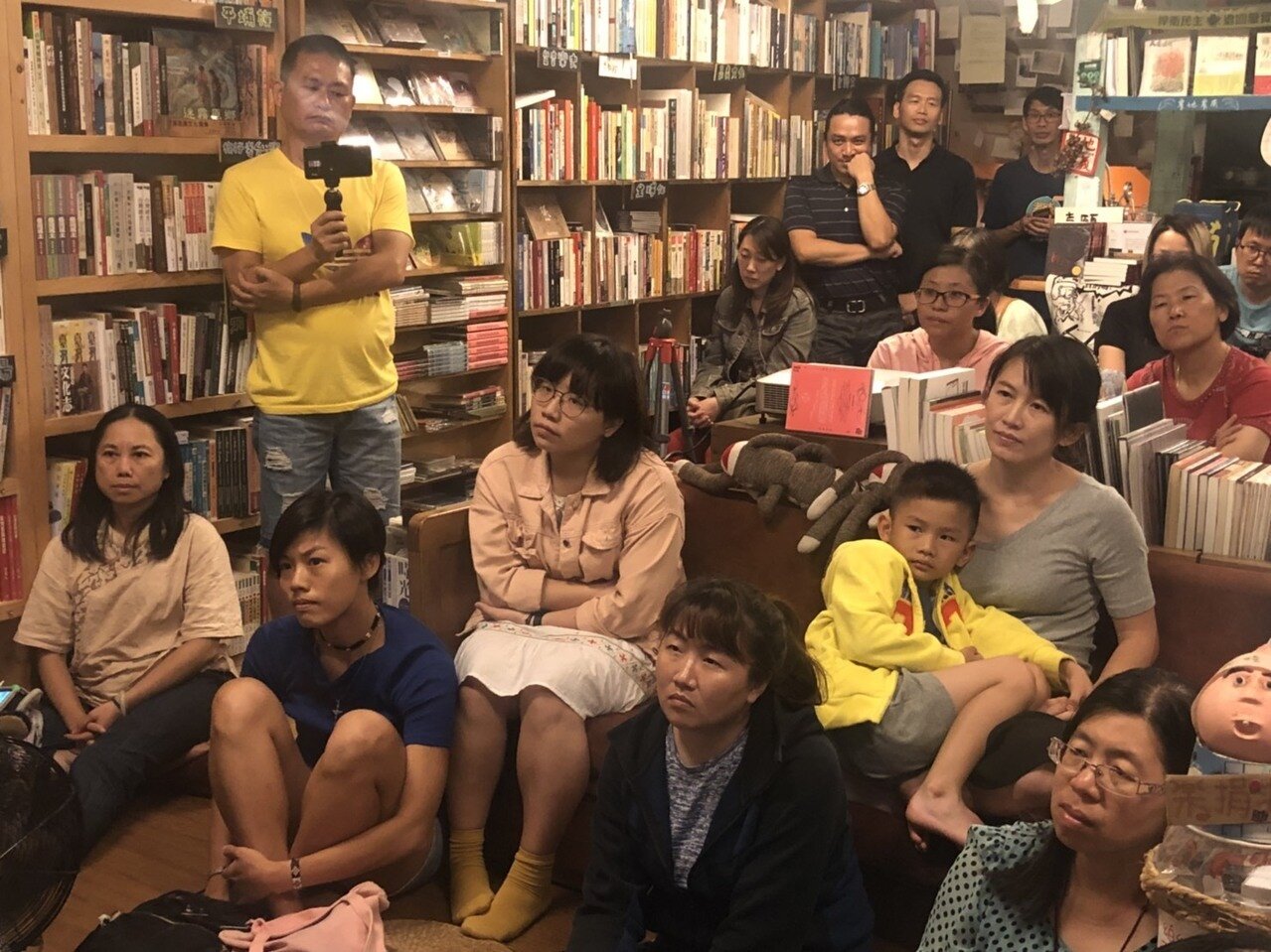 楊偉中的大姊楊偉林、二姊楊偉珊、情同家人建築師姜樂靜等，今晚受邀到洪雅書房分享，聊聊大家心中的楊偉中，超過50名聽眾參與，氣氛溫馨。記者王慧瑛／攝影