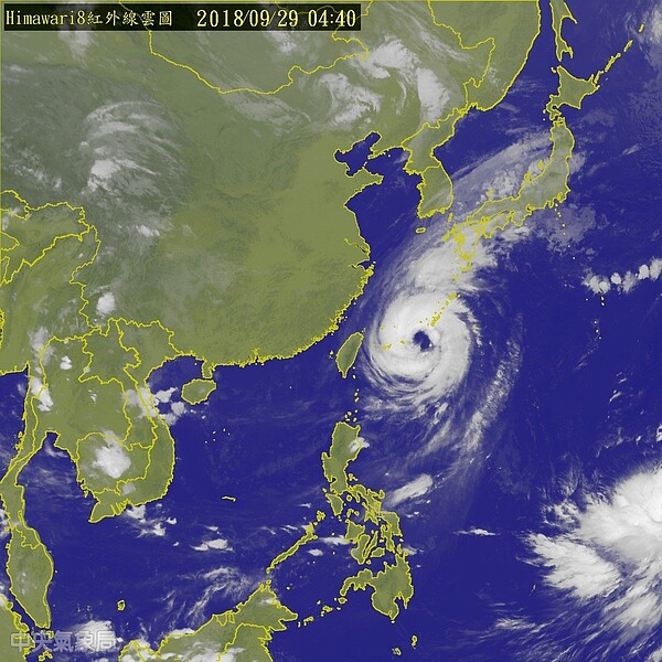 位於關島東南方海面的低氣壓，最快29日將成為今年第25號颱風「康芮」。 圖／中央氣象局