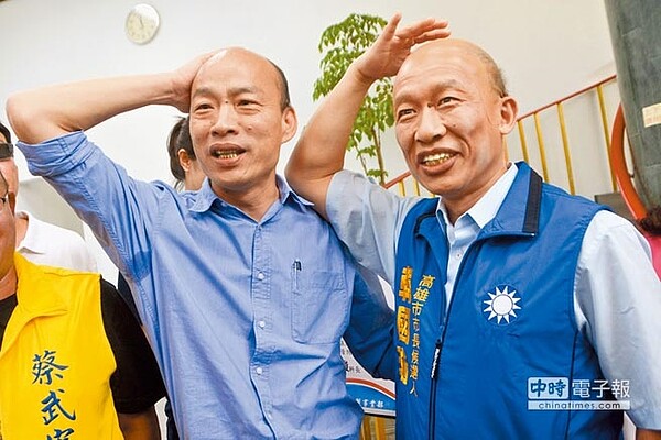 國民黨高雄市長參選人韓國瑜(左)28日參加網路直播節目,與模仿秀藝人郭子乾(右)同台,倆人摸著光頭的模樣,相似度破表。(林宏聰攝)