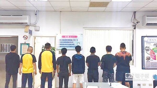 桃園市高中夜校生街頭鬥毆，8人被警方抓回派出所。（呂筱蟬翻攝）
