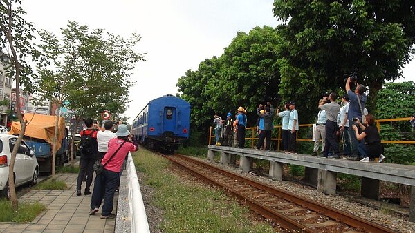 造成高雄市區多處平交道的臨港線!今天傍晚載著50多名台鐵員工,開出末班車,從此臨港線走入歷史。記者謝梅芬/攝影