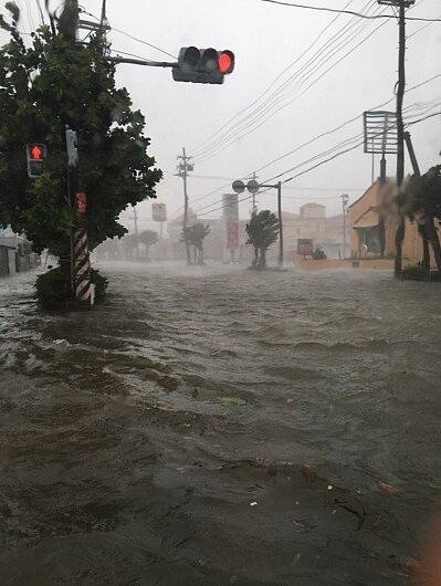 颱風潭美29日侵襲日本南部沖繩島，造成路面淹大水。圖擷自Twitter