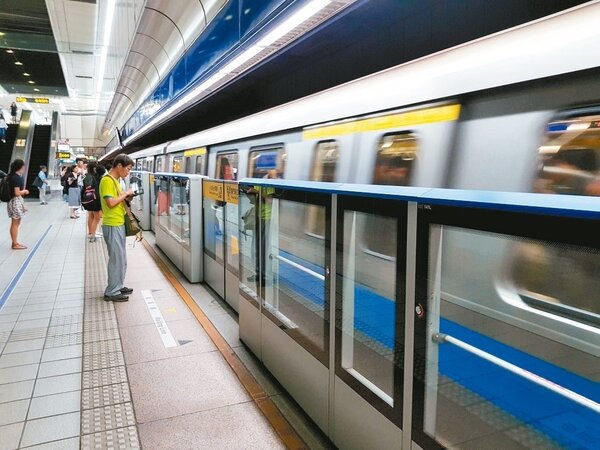 台北捷運因應落軌意外，2005年起陸續增設各車站月台門，但過程一波三折，如今總算在本月底前完成所有車站的月台門。 記者翁浩然／攝影
