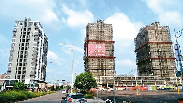 彰化縣員林市184公頃市地重劃區完成後,新大樓建案如雨後春筍般林立。 記者何烱榮/攝影