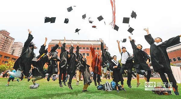 行政院主計總處統計,2017年每人可支配所得中位數,大學畢業約48.6萬元,比專科學歷還低6000元。(本報資料照片)