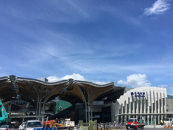 配合「花東鐵路整體服務效能提升計畫」，花蓮站新建跨站式站體將於10月3日啟用，啟用典禮預定在當日上午11時10分三樓大廳舉辦。圖／台鐵局提供
