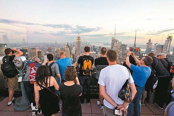 世貿大樓、洛克斐勒中心、帝國大廈三座摩天大樓,每年吸引超過900萬遊客。(圖/美聯社)