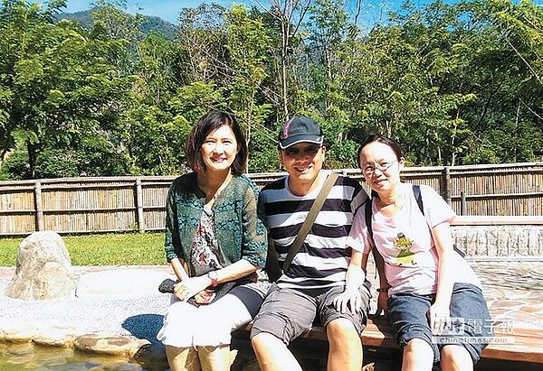 高市觀光局長曾姿雯(左)向中央爭取寶來花賞溫泉公園第三期工程經費,期待恢復昔日榮景。(柯宗緯攝)