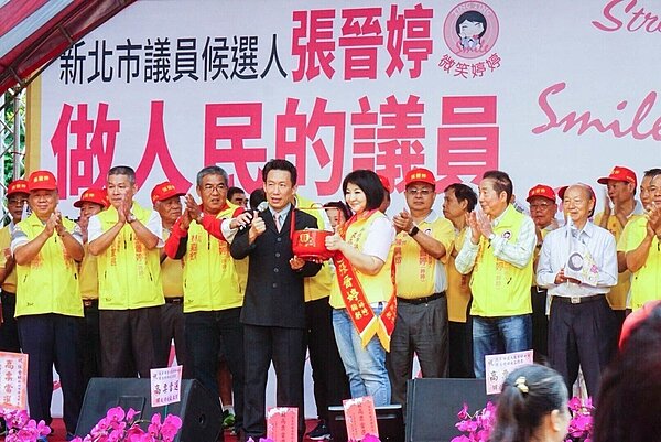 無黨籍市議員參選人張晉婷(前右)昨在五股區成立競選總部,「全民大悶鍋」郭子乾(前左)為她站台造勢。(圖/張晉婷團隊提供)