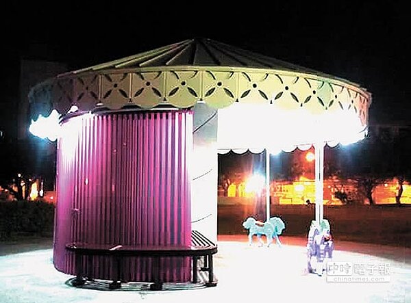 台中公園打造旋轉木馬造型的景觀式廁所,使公廁兼具使用性及觀賞性,也讓家長帶小孩來上廁所時,還能讓小朋友在木馬上休憩,成為打卡新熱點。(圖/盧金足翻攝)