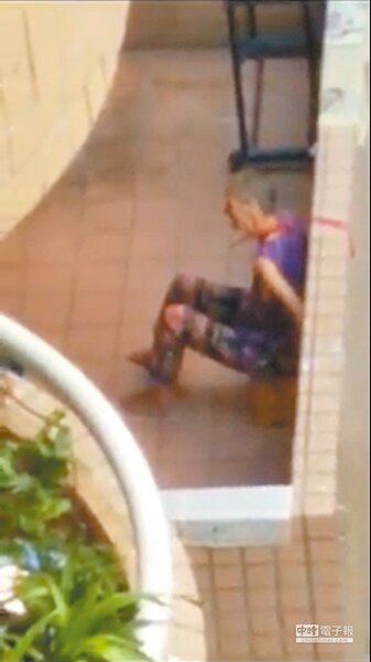 臉書社團「爆料公社」貼文指出，一名失智老婦人一身單薄被紅色尼龍繩纏頸綁在陽台上動彈不得。（圖／謝瓊雲翻攝）