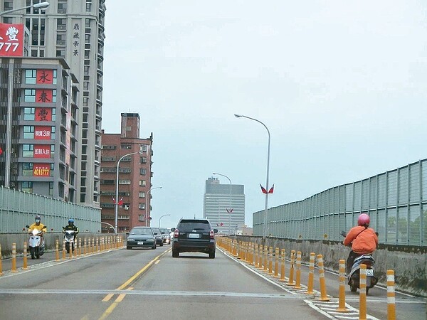 中豐陸橋是中壢通往平鎮龍潭的重要橋樑，但車流量大，車禍頻傳，橋上卻無裝設監視器。 記者張裕珍／攝影
