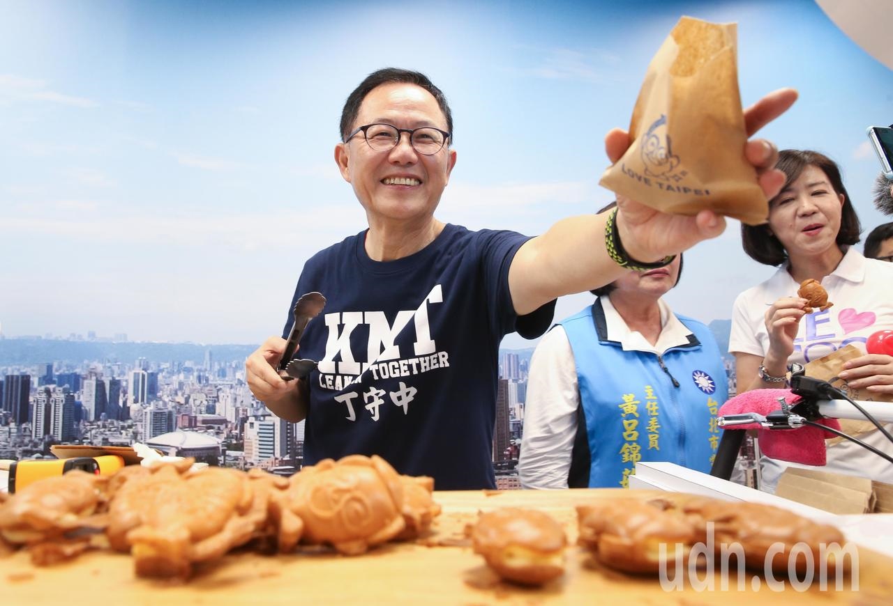 台北市長參選人丁守中出席丁守中愛台北生活館開幕茶會，並親手製作雞蛋糕。記者葉信菉／攝影