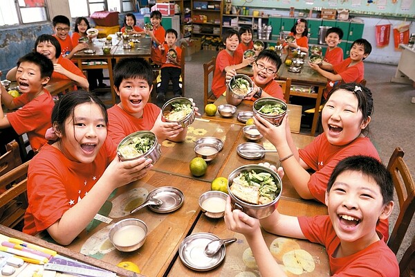 雙北雖然資源豐富，但推行4章1Q午餐仍有4成多學童無法受惠。 記者魏翊庭／翻攝