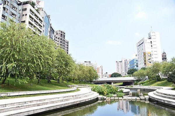 柳川的成功整治不但吸引人潮,也帶動鄰近第五市場及周邊地區發展(攝影/好房NEWS記者廖庭毅)