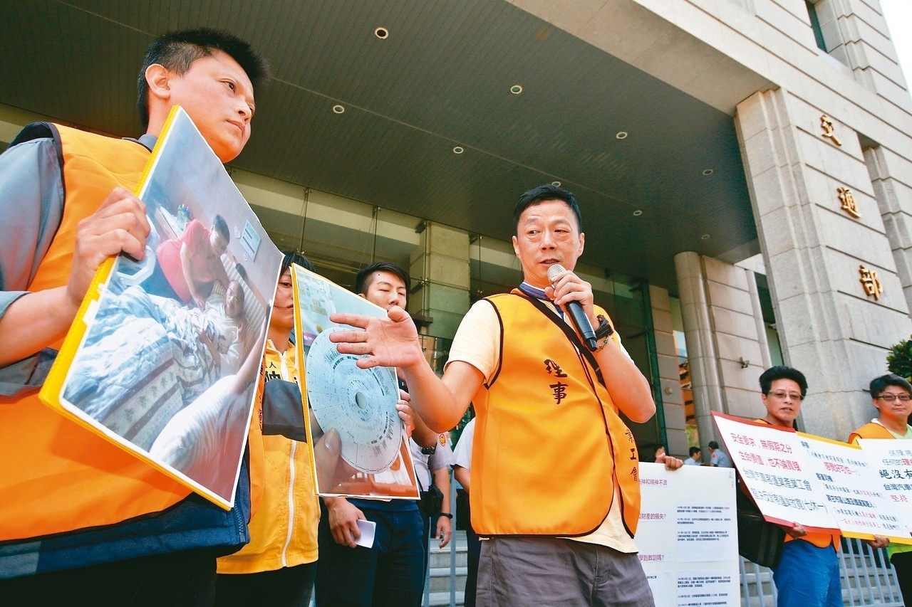 台灣汽車客運業產業工會上午前往交通部，出示過勞會員的照片，要求交通部重新開會。 記者鄭超文／攝影