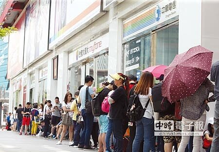 衛生紙之亂、搶辦電信499之亂(上圖),這些奇怪現象似乎顯示,台灣正在陷入「低端社會」危機最貼實的寫照。圖/本報資料照片