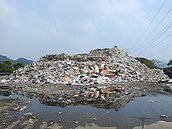 南投草屯1.6萬噸垃圾山　入夜惡臭惹民怨