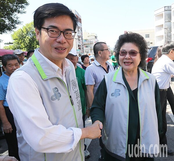 日前民進黨高雄市長參選人陳其邁(左)與總統府秘書長陳菊(右)到左營元帝廟上香祈福。聯合報系資料照/劉學聖攝影