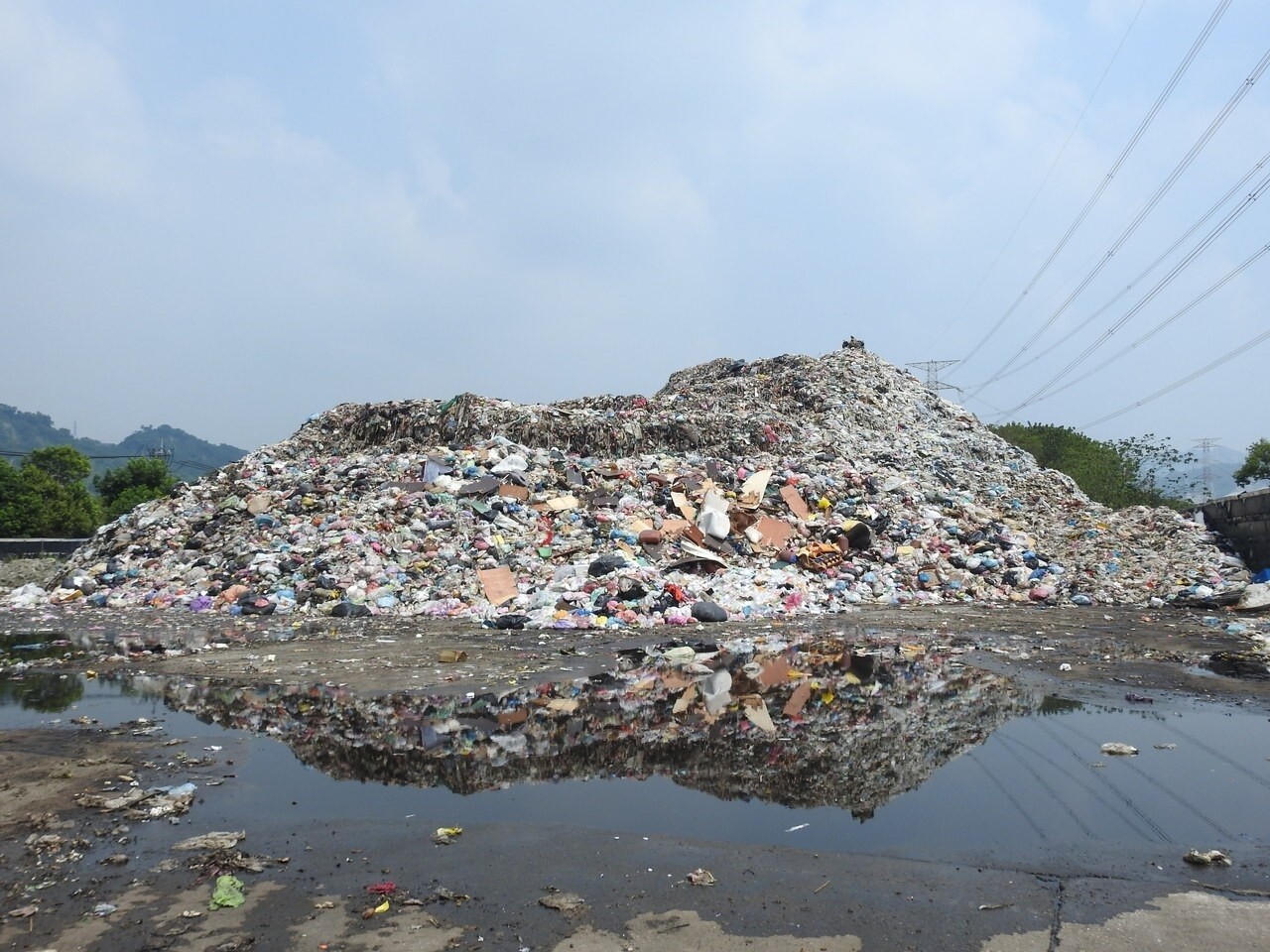 南投縣草屯鎮垃圾從去年堆置至今年一度累積高達1.7萬噸,入夜臭味擾人,地方叫苦連天。記者賴香珊/攝影
