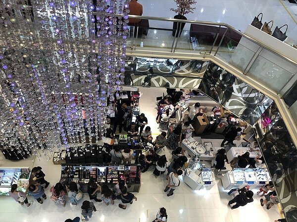 新竹大遠百化妝品週年慶預購檔期從9月26日起至今,短短5天內就創下1.2億佳績。圖/大遠百提供